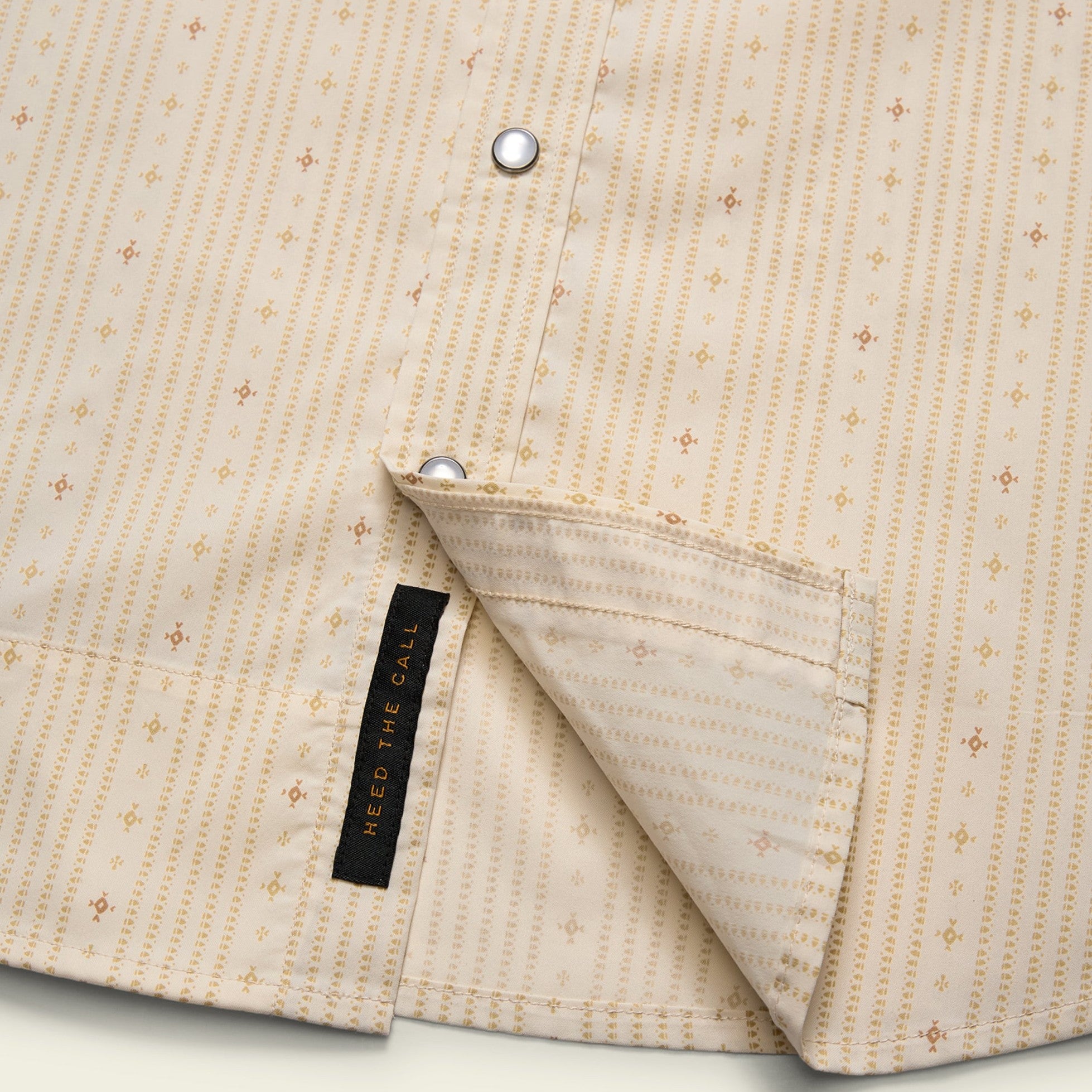 Roper's Clothing stripe performance snap shirt in Supernova Stripe: Leche, collar detail