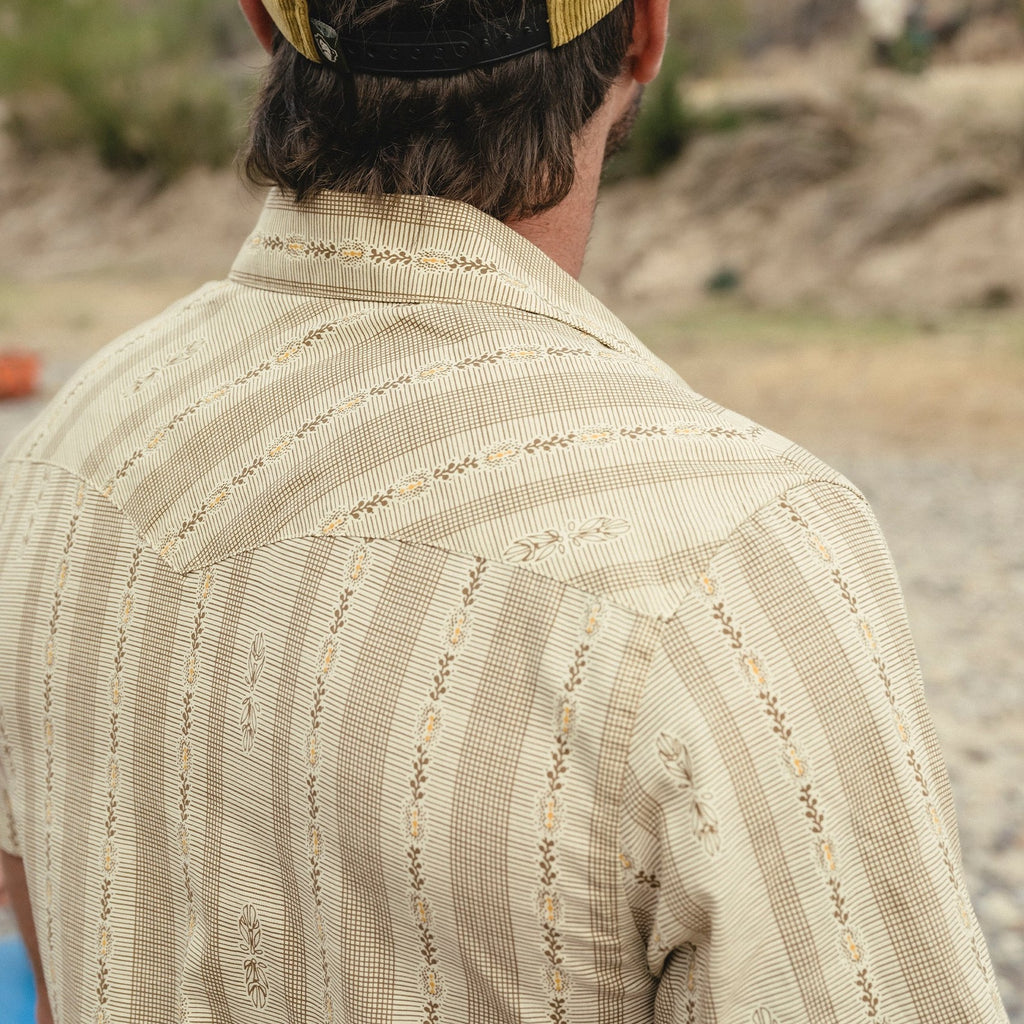Roper's Clothing floral cotton pearl snap shirt in Prairie Garland: Dust, collar detail