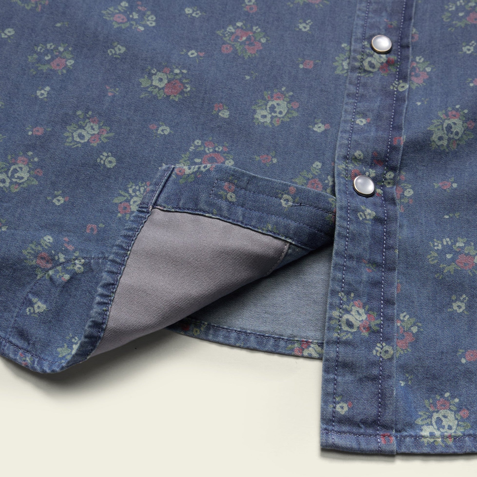 Roper's Clothing floral cotton pearl snap shirt in Bouquets: Washed Indigo, chest pocket detail